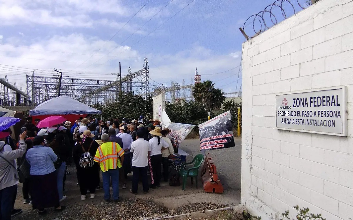 50-cl-manifestantes bloquean entrada a pemex-5